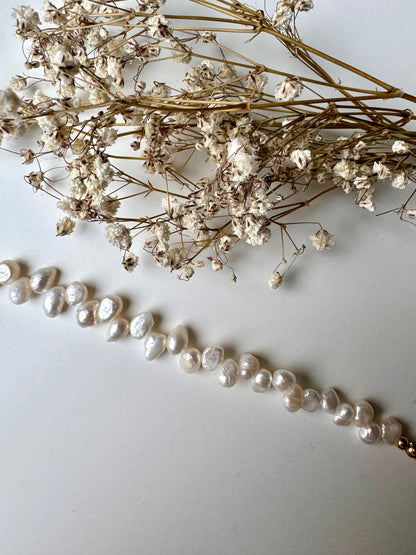 Pure Pearl – Armband aus natürlichen Süßwasserperlen & goldenen Details – handgefertigt