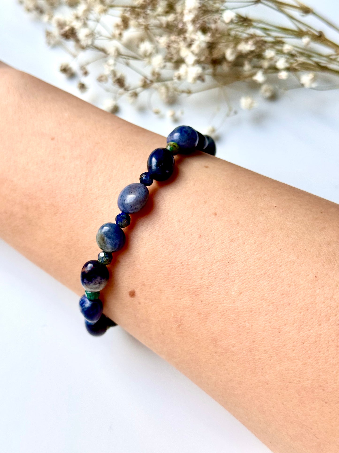 Armband aus Sodalith & Lapislazuli mit 18k vergoldeten Details – handgefertigt