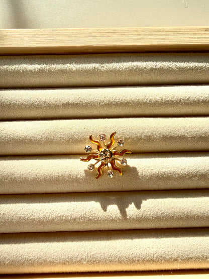 Broschen – Vergoldete Anstecker mit verspielten Motiven