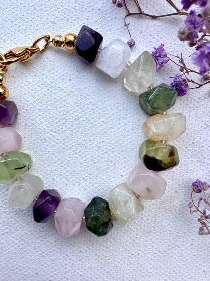 Edelstein-Armband mit facettierten Natursteinen