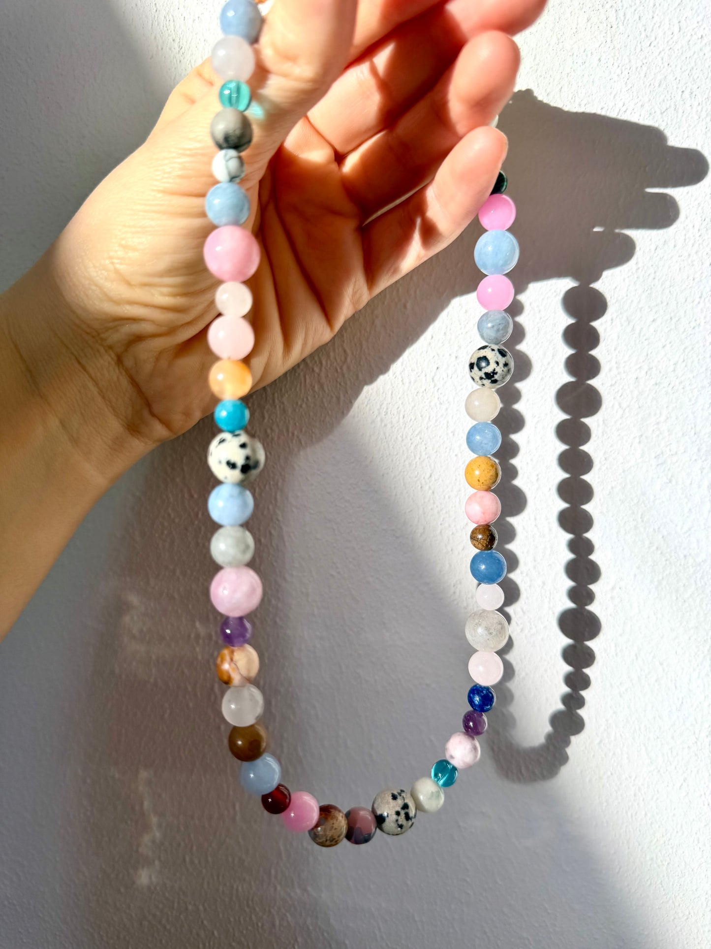 Bonibon – Edelstein Kette mit Dalmatiner Jaspis, Rosenquarz, Amazonit, Amethyst & Achat – handgefertigt