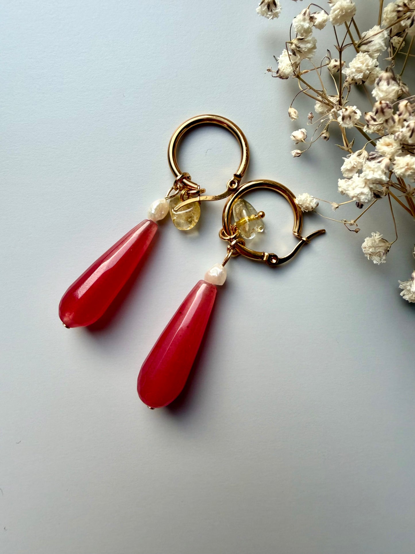 Stone Drip – Vergoldete Creolen mit Edelstein-Tropfen & Perlen – handgefertigt