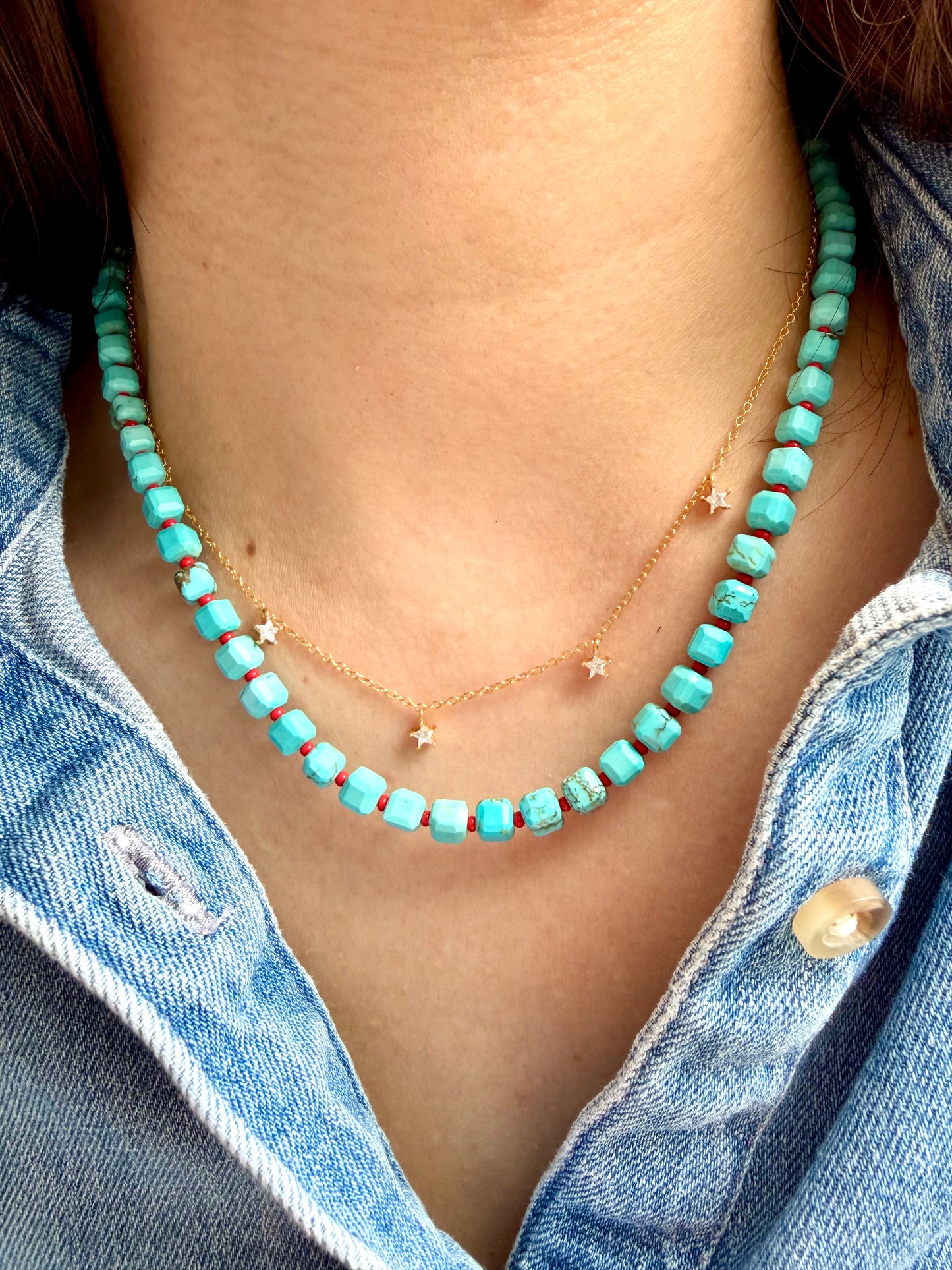 Happy Pearls No. 7 Halskette mit Türkis & roten Akzenten – handgefertigt