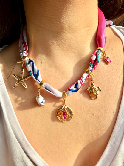 Charm Bandana Pink – bunte Stoff-Halskette mit goldenen Anhängern – handgefertigt