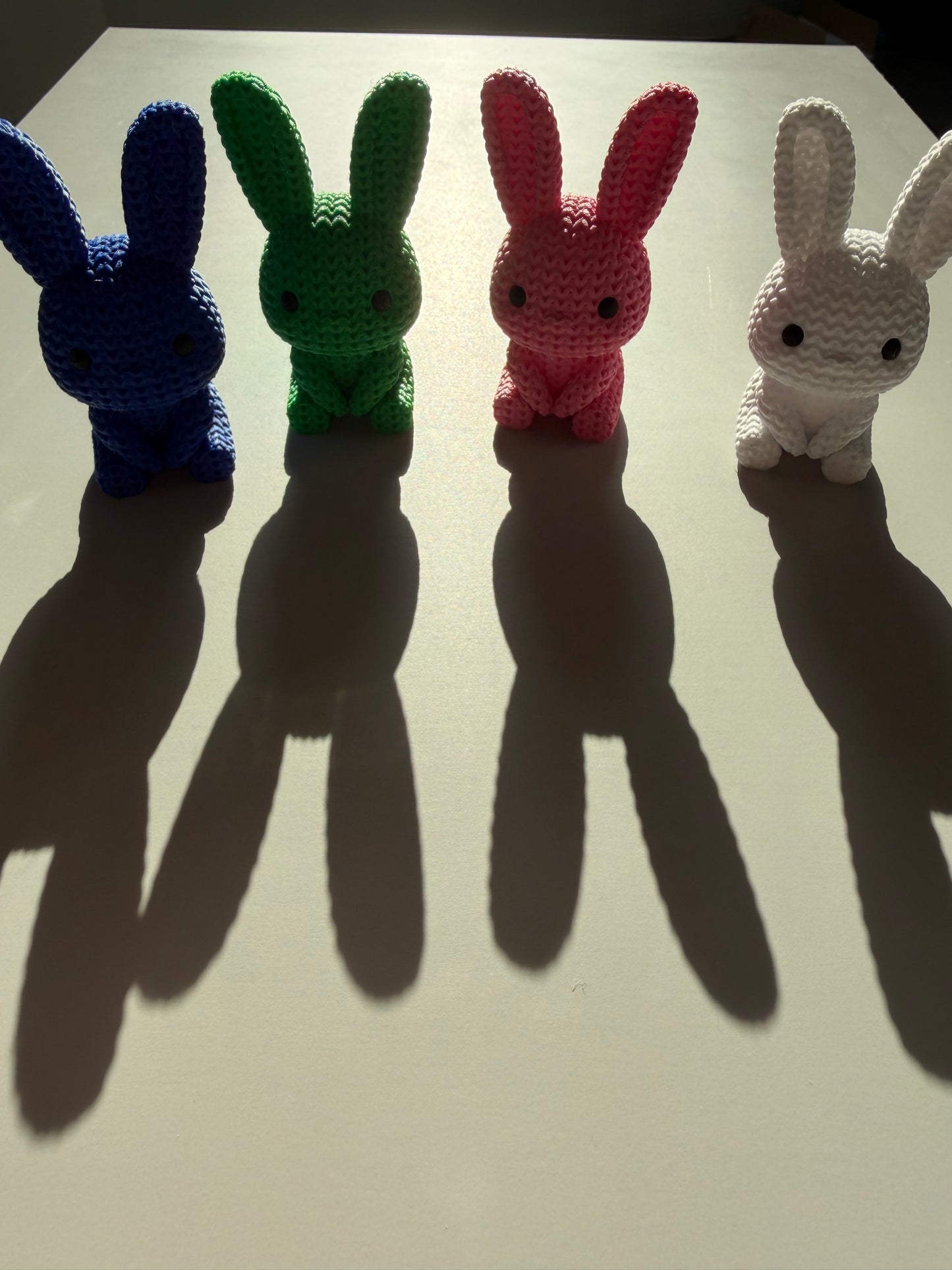 Little Bunny – dekorative Hasenfigur mit Strickstruktur – moderne Deko