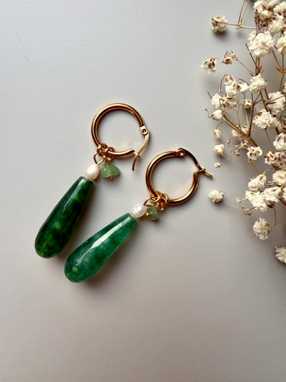 Stone Drip – Vergoldete Creolen mit Edelstein-Tropfen & Perlen – handgefertigt