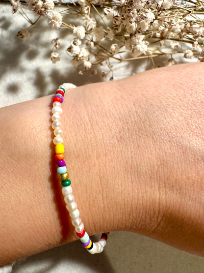 Armband aus feinen Süßwasserperlen & bunten Glasperlen – handgefertigt
