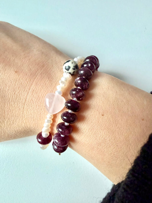 Rosé Whisper – 18 k vergoldetes Armband mit Süßwasserperlen, Rosenquarz & Dalmatiner Jaspis – handgefertigt