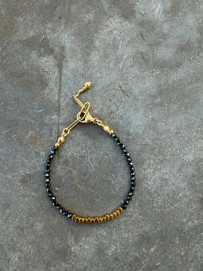 Midnight Edge – Bracelet made of black crystal beads &amp; golden hematite details – handmade