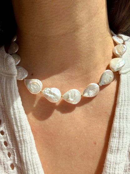 Pearl Petals – Halskette mit großen Süßwasserperlen – handgefertigt