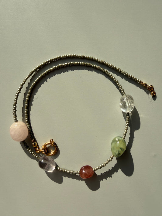 Stone Balance – Edelstein Kette mit Rosenquarz, Bergkristall, Prehnit & Sonnenstein – handgefertigt