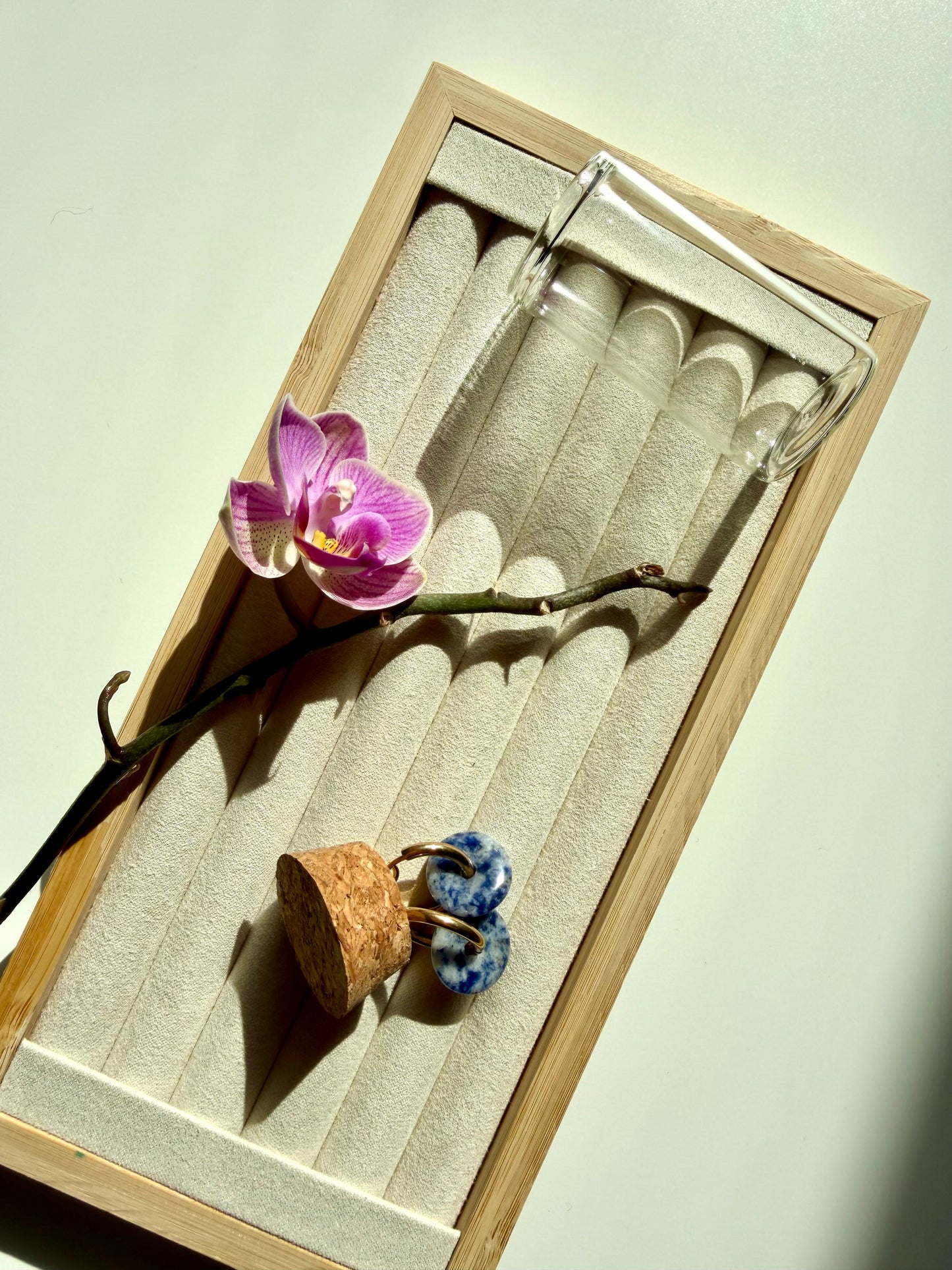 Stone Circle – Gold-plated hoop earrings with natural stone donut pendants – handmade