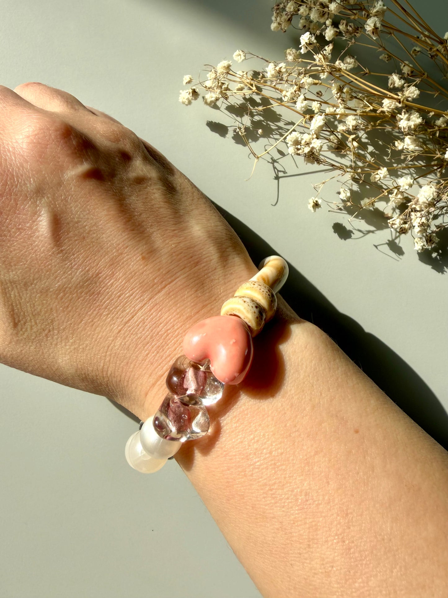 Shell Harmony – Armband mit Muschelstücken, Keramik und Glasperlen – handgefertigt