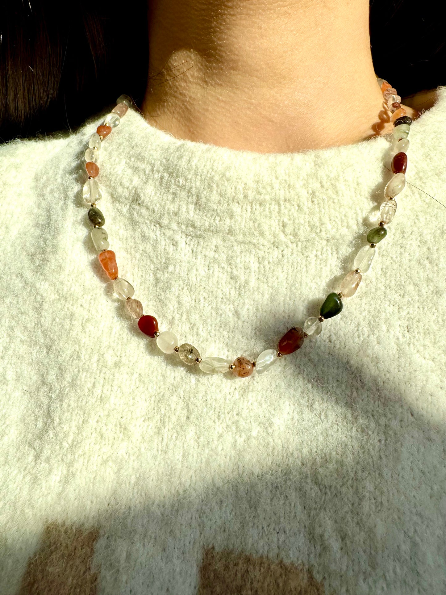 Quarzstein-Kette mit Barockperle & goldenen Details – handgefertigt