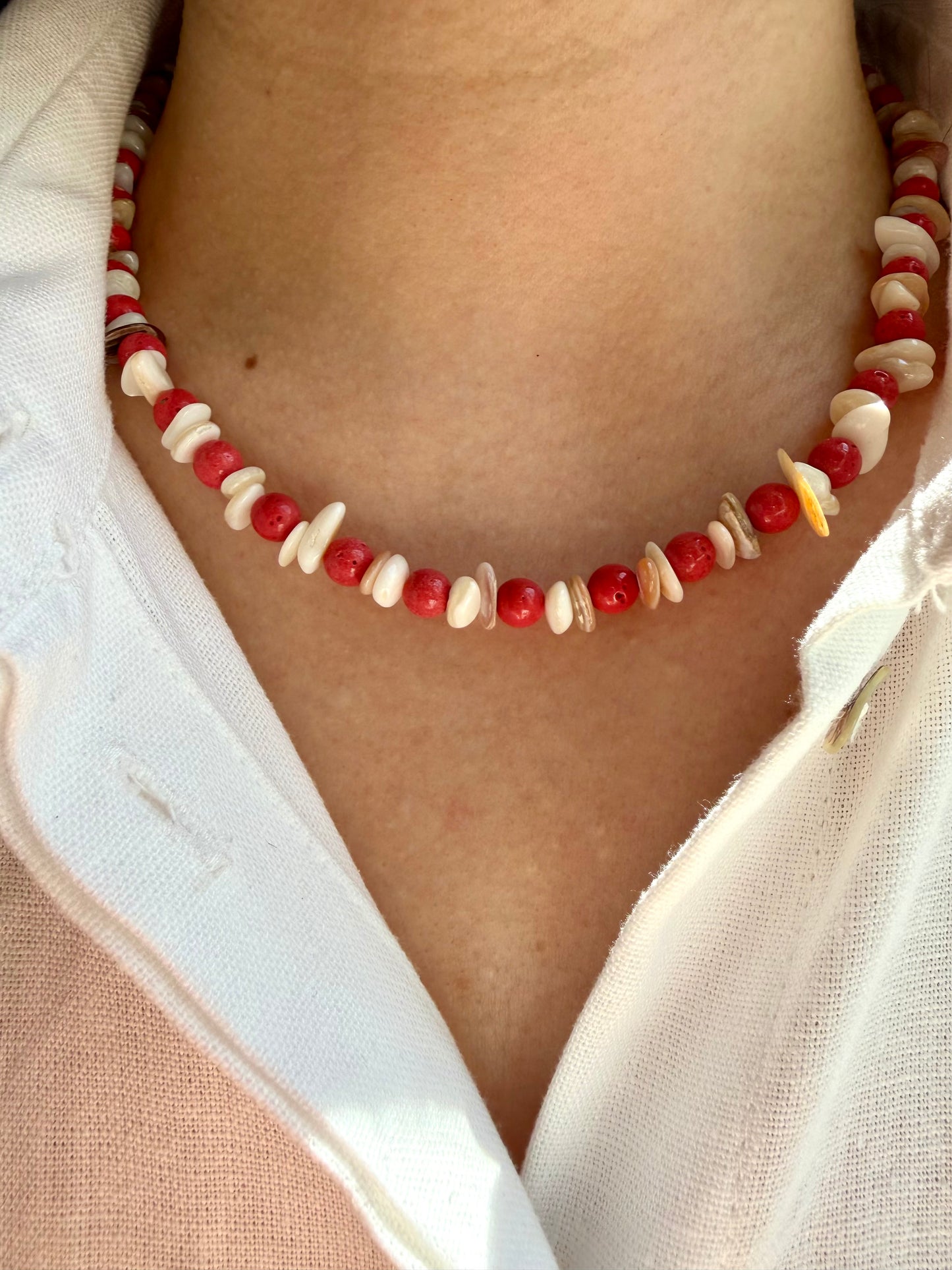 Coral Reef Halskette mit roter Koralle & Muschelperlen – handgefertigt