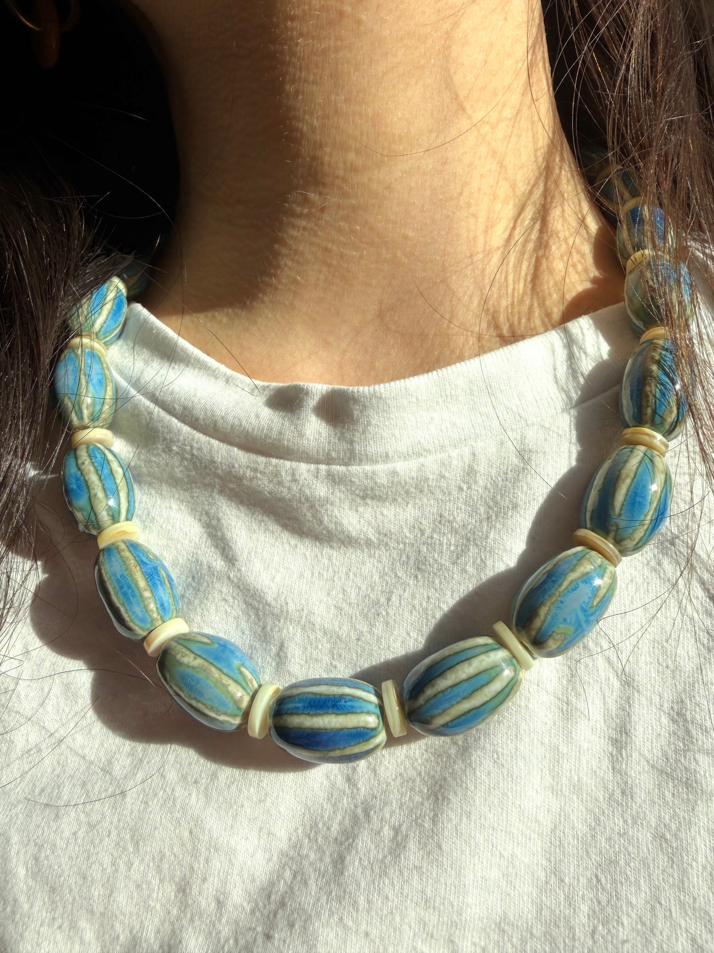 Ocean Ripple – Keramikperlen Halskette in Blau – handgefertigt