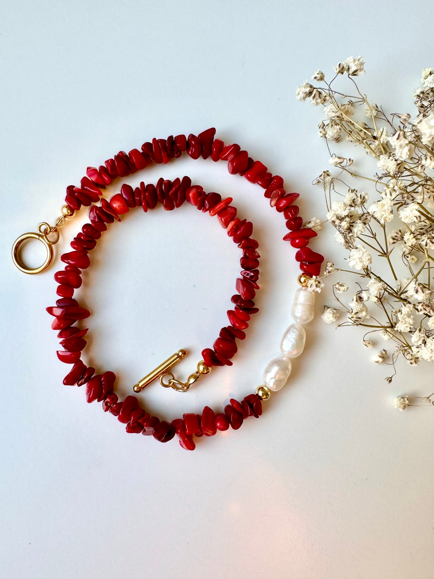 Coral & Pearl Statement Necklace – Halskette mit roten Korallenstücken und Süßwasserperlen