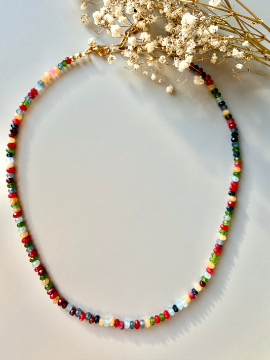 Bunte Edelsteinkette mit facettierten Rundperlen & goldenen Details