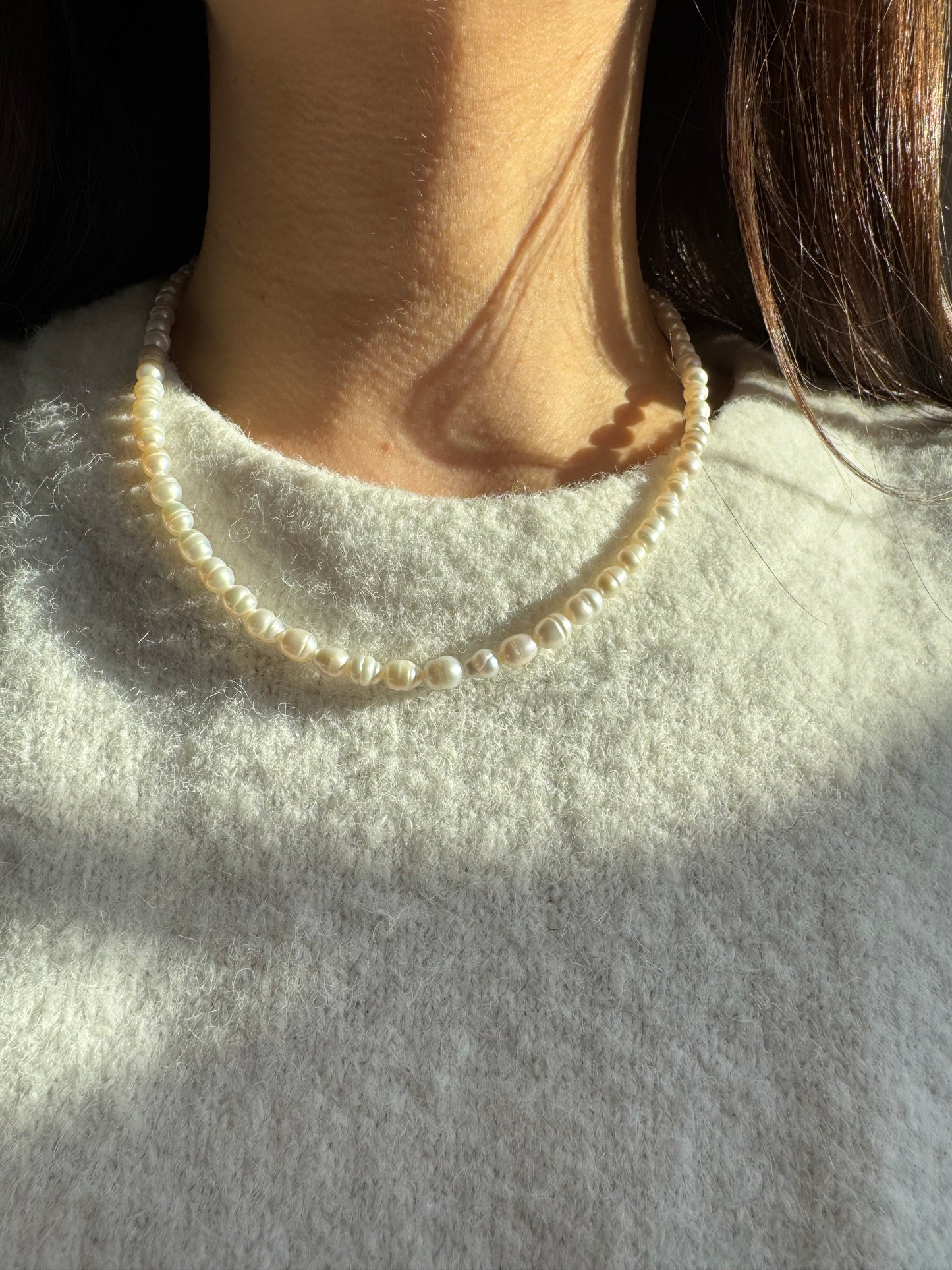Feine Süßwasserperlenkette mit 18 k vergoldeten Details