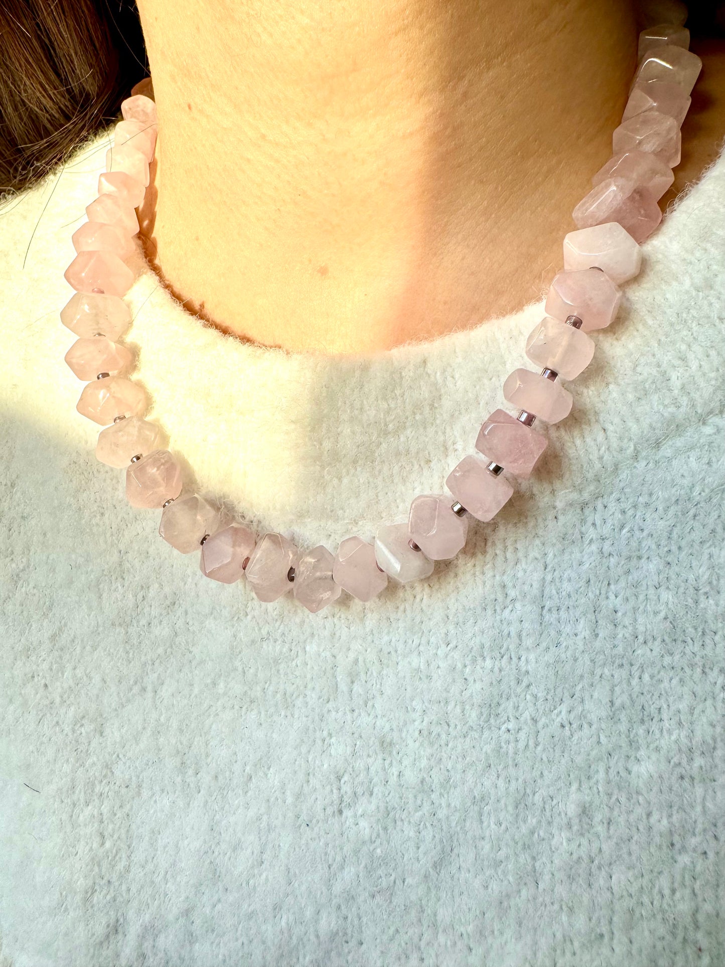 Statement-Kette aus facettiertem Rosenquarz