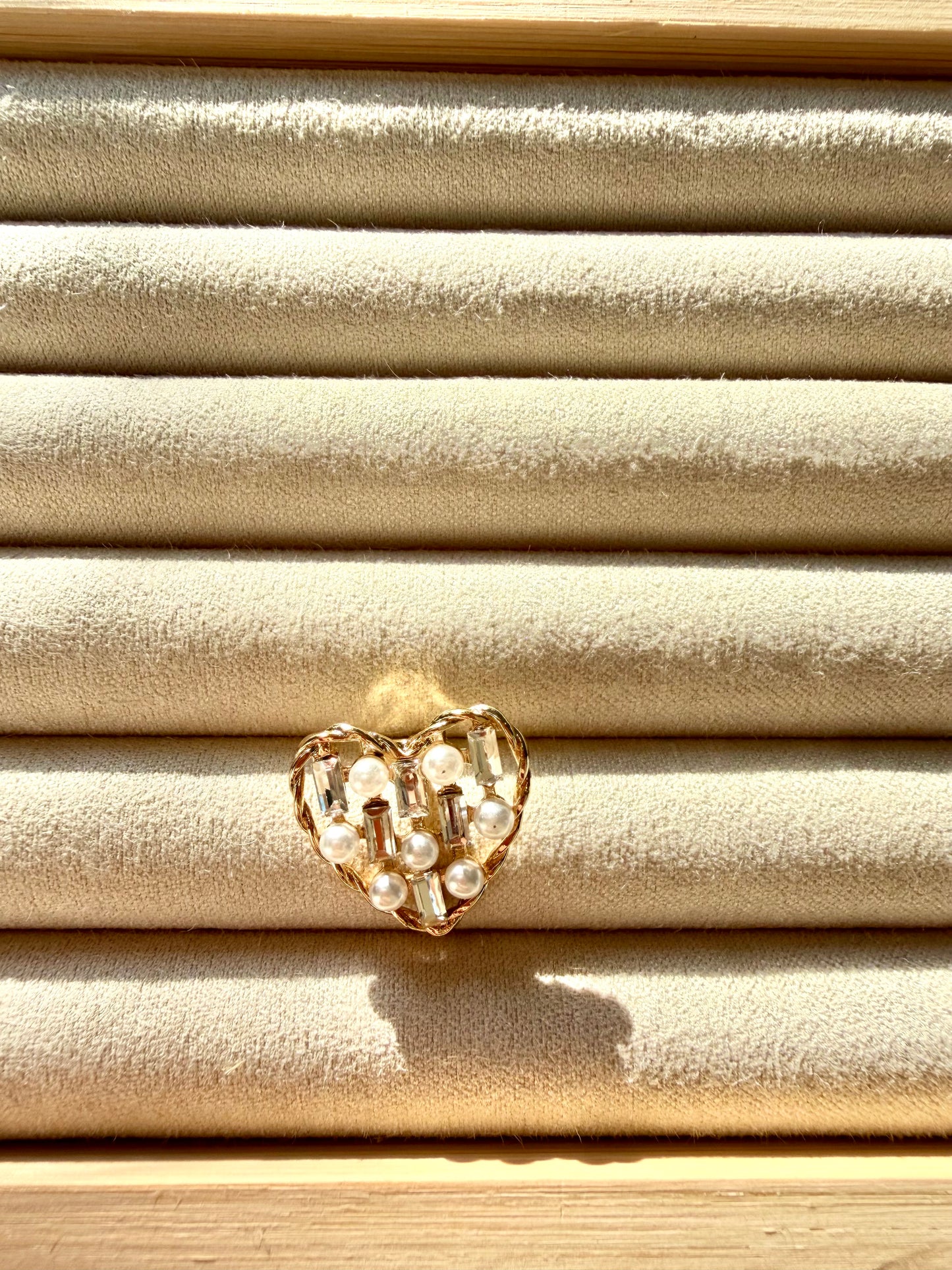 Broschen – Vergoldete Anstecker mit verspielten Motiven