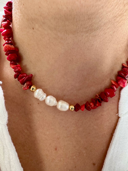 Coral & Pearl Statement Necklace – Halskette mit roten Korallenstücken und Süßwasserperlen