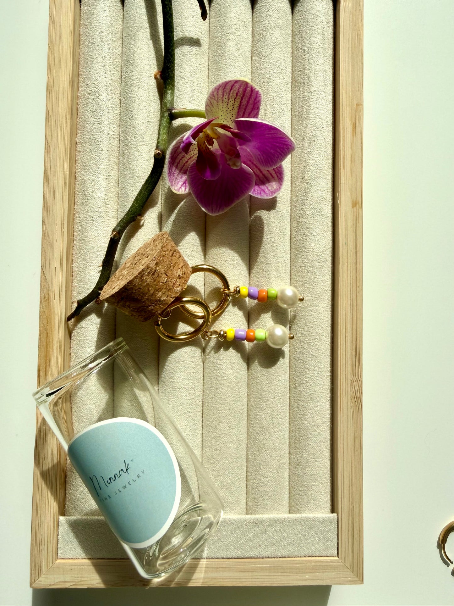 Lumi Pop – bunte Perlen Ohrringe mit Glasperlen & goldenen Creolen – handgefertigt