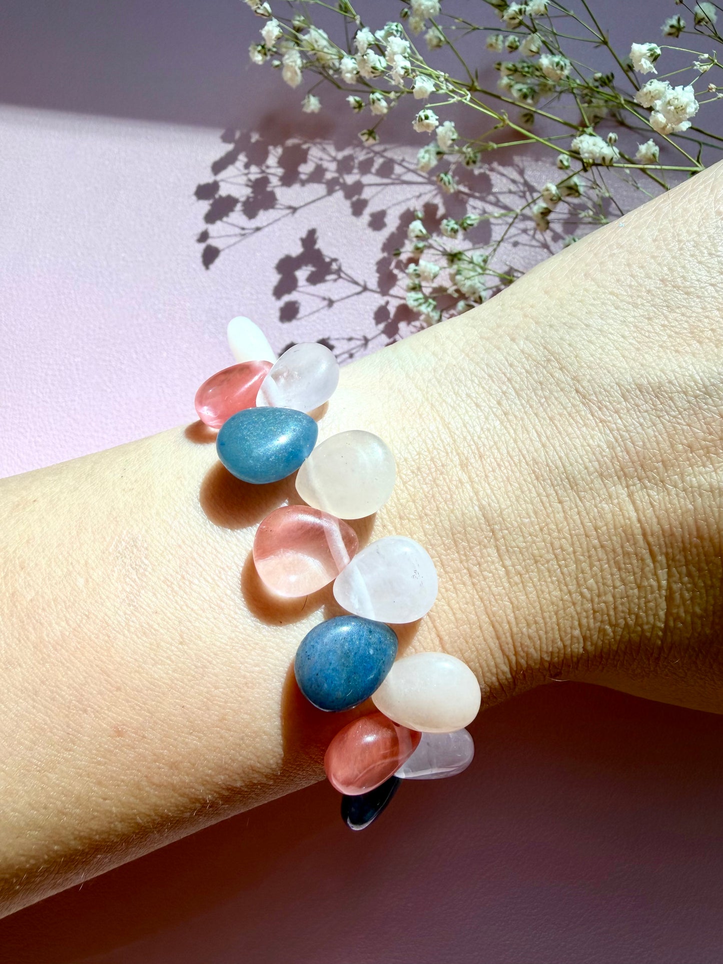 Berry Moon Armband mit Rosenquarz, Kirschquarz & blauem Aventurin – handgefertigt