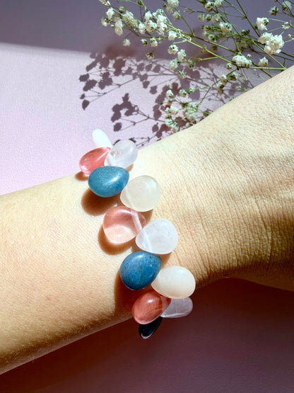 Berry Moon Armband mit Rosenquarz, Kirschquarz & blauem Aventurin – handgefertigt