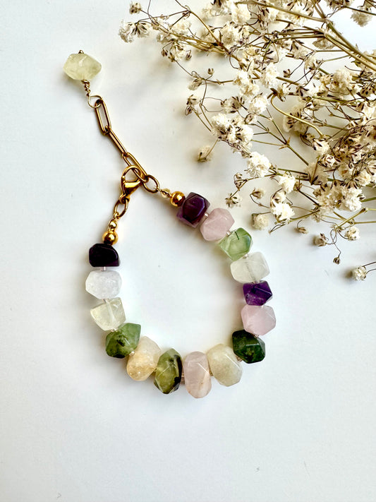 Edelstein-Armband mit facettierten Natursteinen