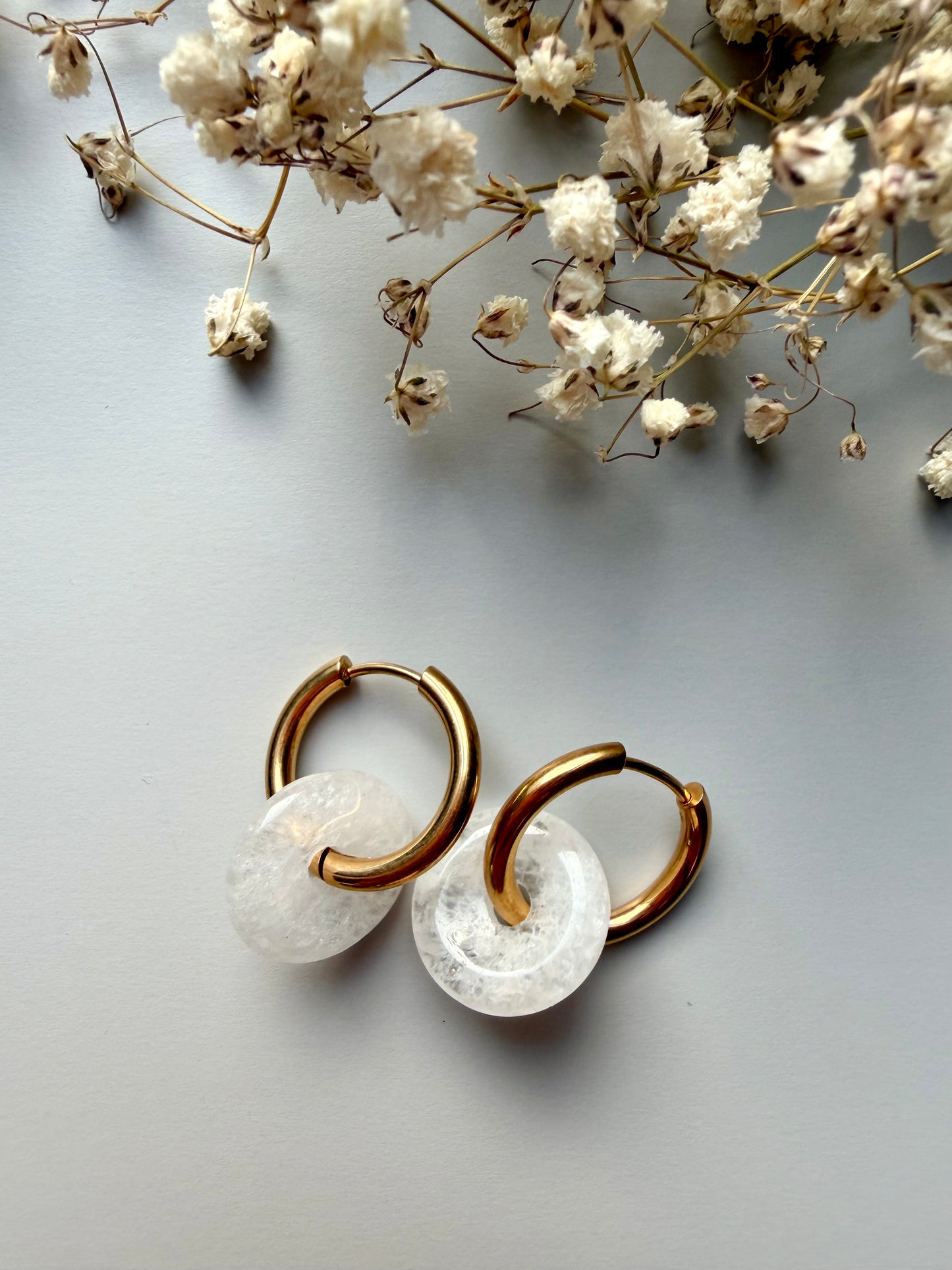 Stone Circle – Gold-plated hoop earrings with natural stone donut pendants – handmade