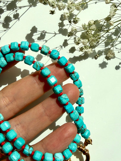 Happy Pearls No. 7 Halskette mit Türkis & roten Akzenten – handgefertigt
