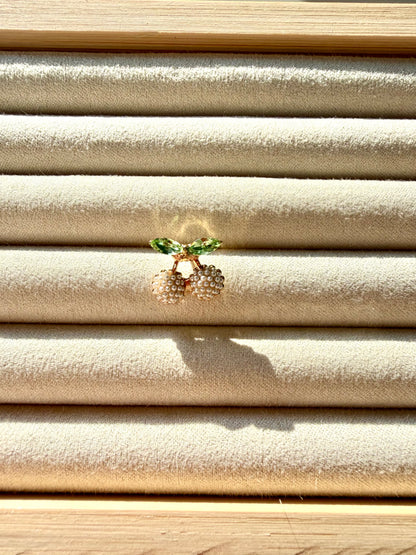 Broschen – Vergoldete Anstecker mit verspielten Motiven