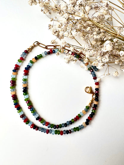 Bunte Edelsteinkette mit facettierten Rundperlen & goldenen Details