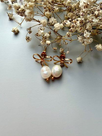 Freshwater pearl earrings with bows • Gold-colored • Elegant &amp; playful