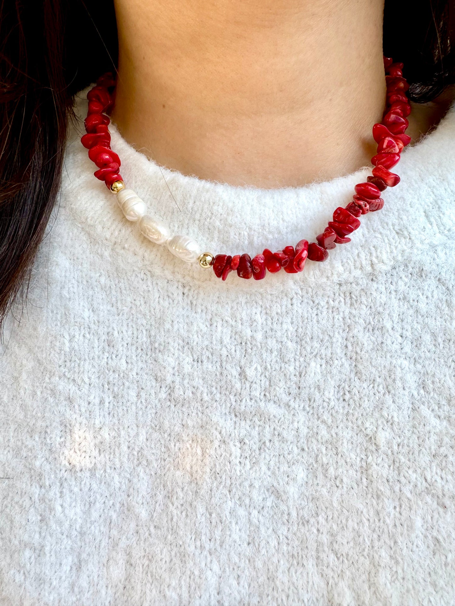 Coral & Pearl Statement Necklace – Halskette mit roten Korallenstücken und Süßwasserperlen