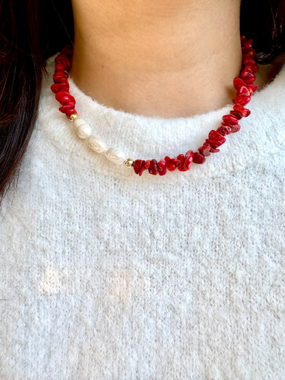 Coral & Pearl Statement Necklace – Halskette mit roten Korallenstücken und Süßwasserperlen