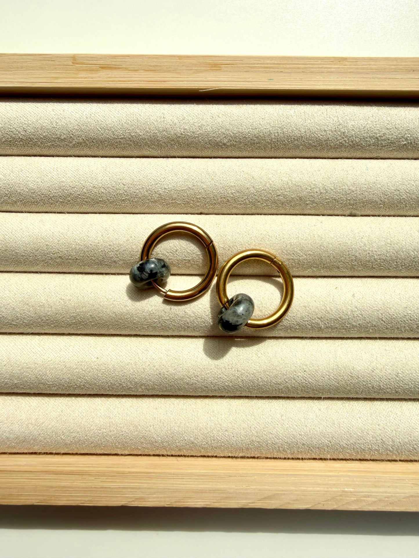 Mini Stone Circle – Ohrringe mit Donut Edelstein-Anhängern & Edelstahl 18k vergoldet