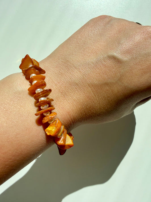 Sunset Pearl – Muschelperlen Armband mit Süßwasserperlen handgefertigt