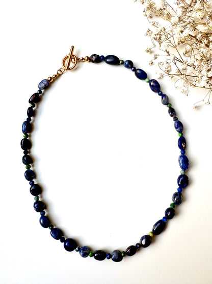 Sodalith & Lapislazuli – Halskette aus Edelsteinen mit 18k vergoldeten Details – handgefertigt