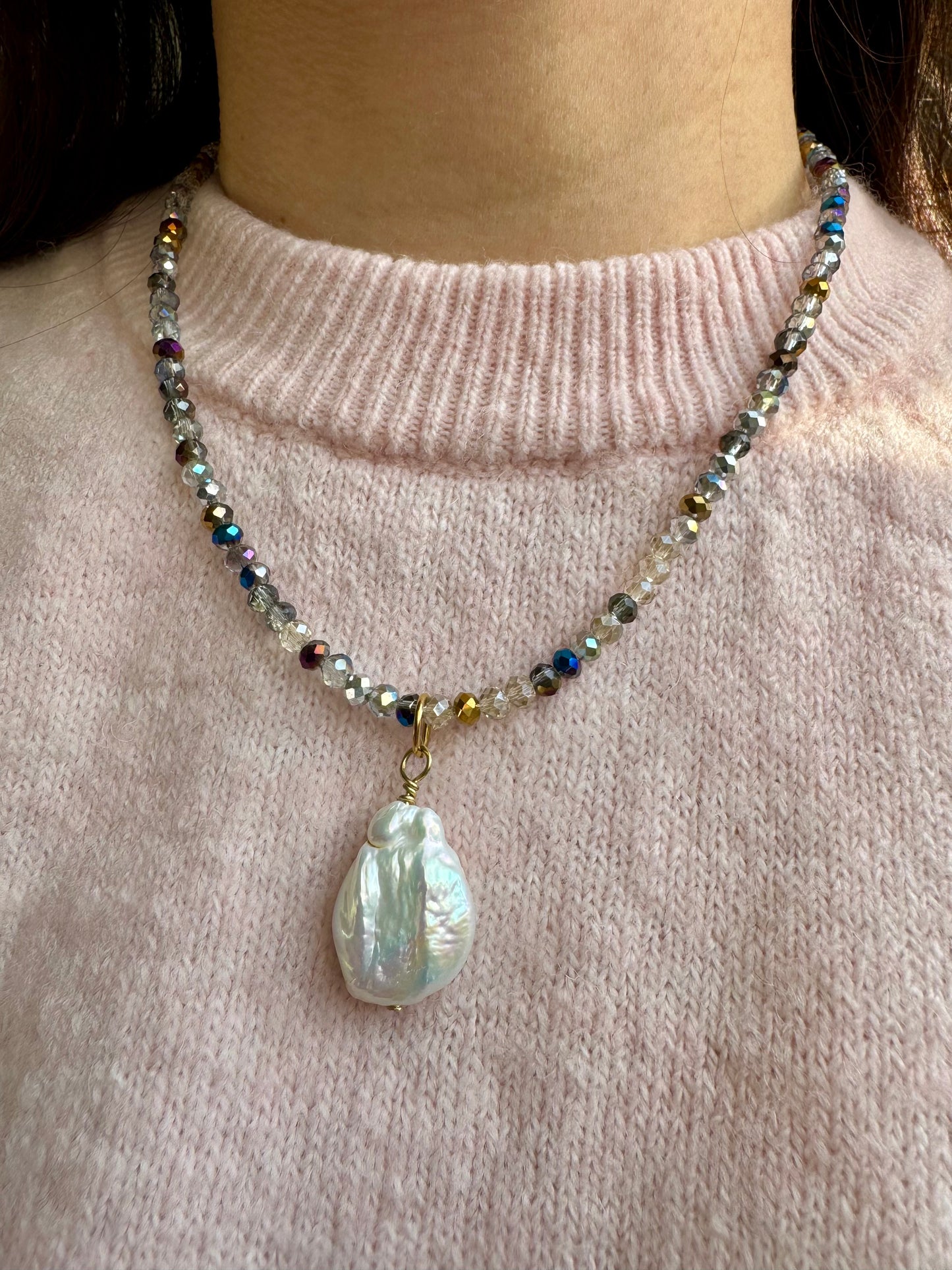 Zarte Halskette mit facettierten Glasperlen & Barockanhänger