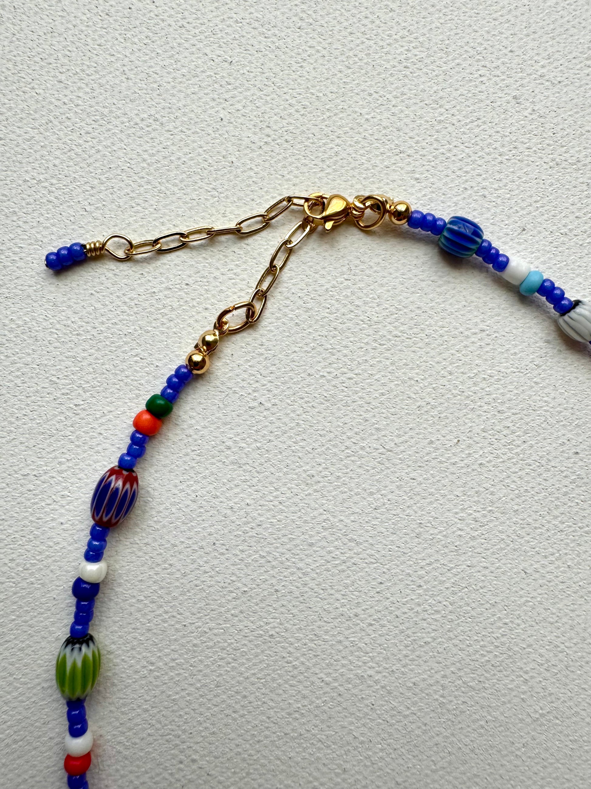 Bunte handgefertigte Perlenhalskette – minimalistischer Schmuck