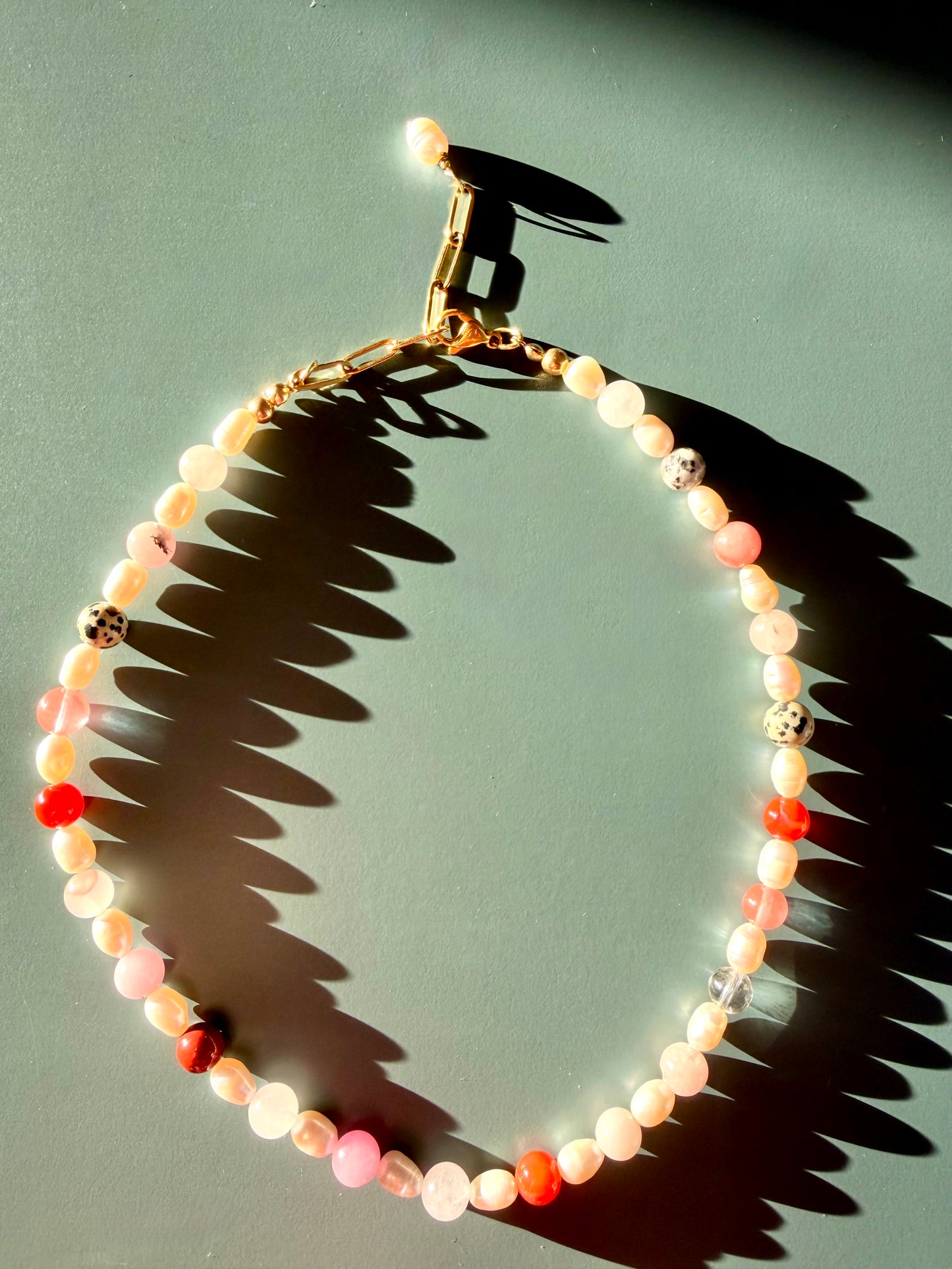 Blush Harmony – Süßwasserperlenkette mit Edelsteinmix – handgefertigt