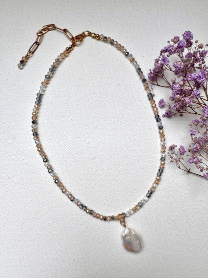 Facettierte Edelstein-Halskette mit Barockperle