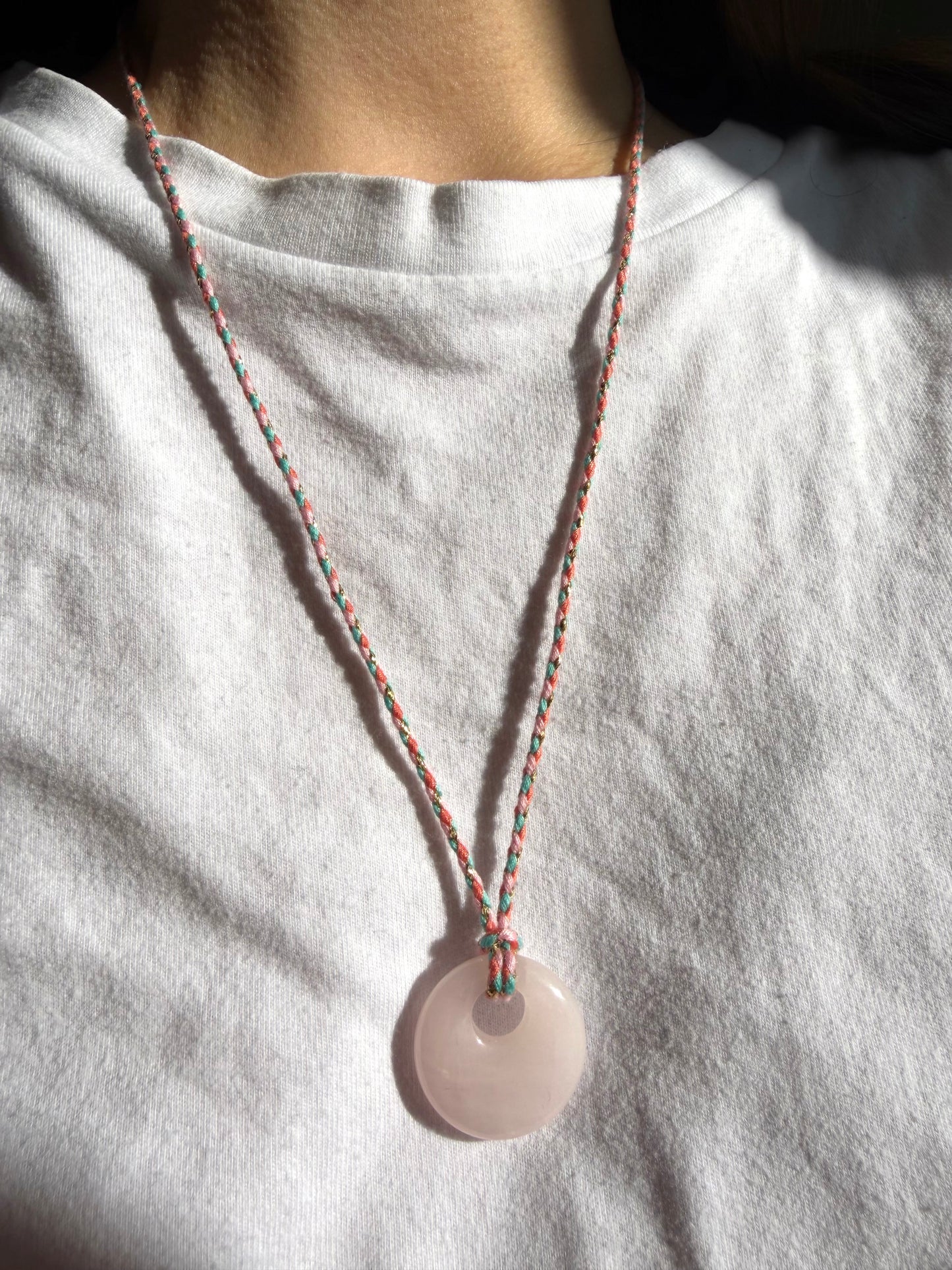 Pastel Cord – Rosenquarz Kette mit geflochtenem Band – handgefertigt