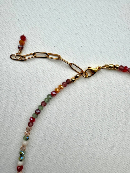 Facettierte Edelstein-Halskette mit Barockperle & goldenen Details