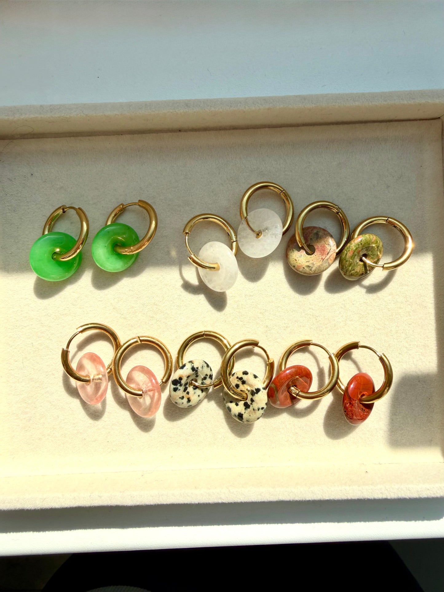 Stone Circle – Gold-plated hoop earrings with natural stone donut pendants – handmade