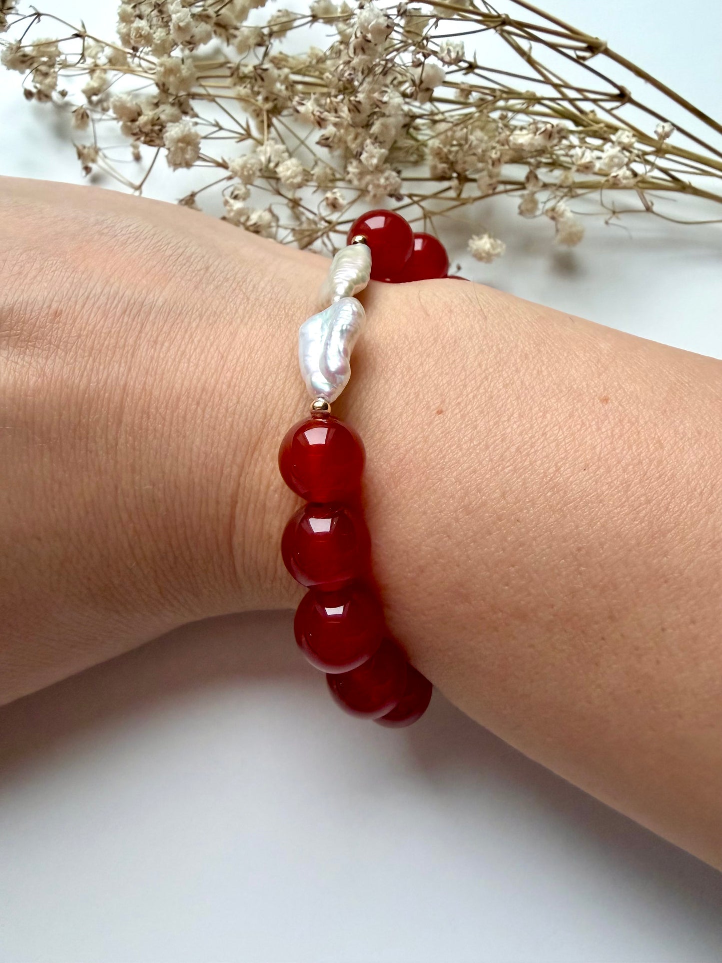 Red Lady – Armband aus rotem Achat mit Süßwasserperlen – handgefertigt