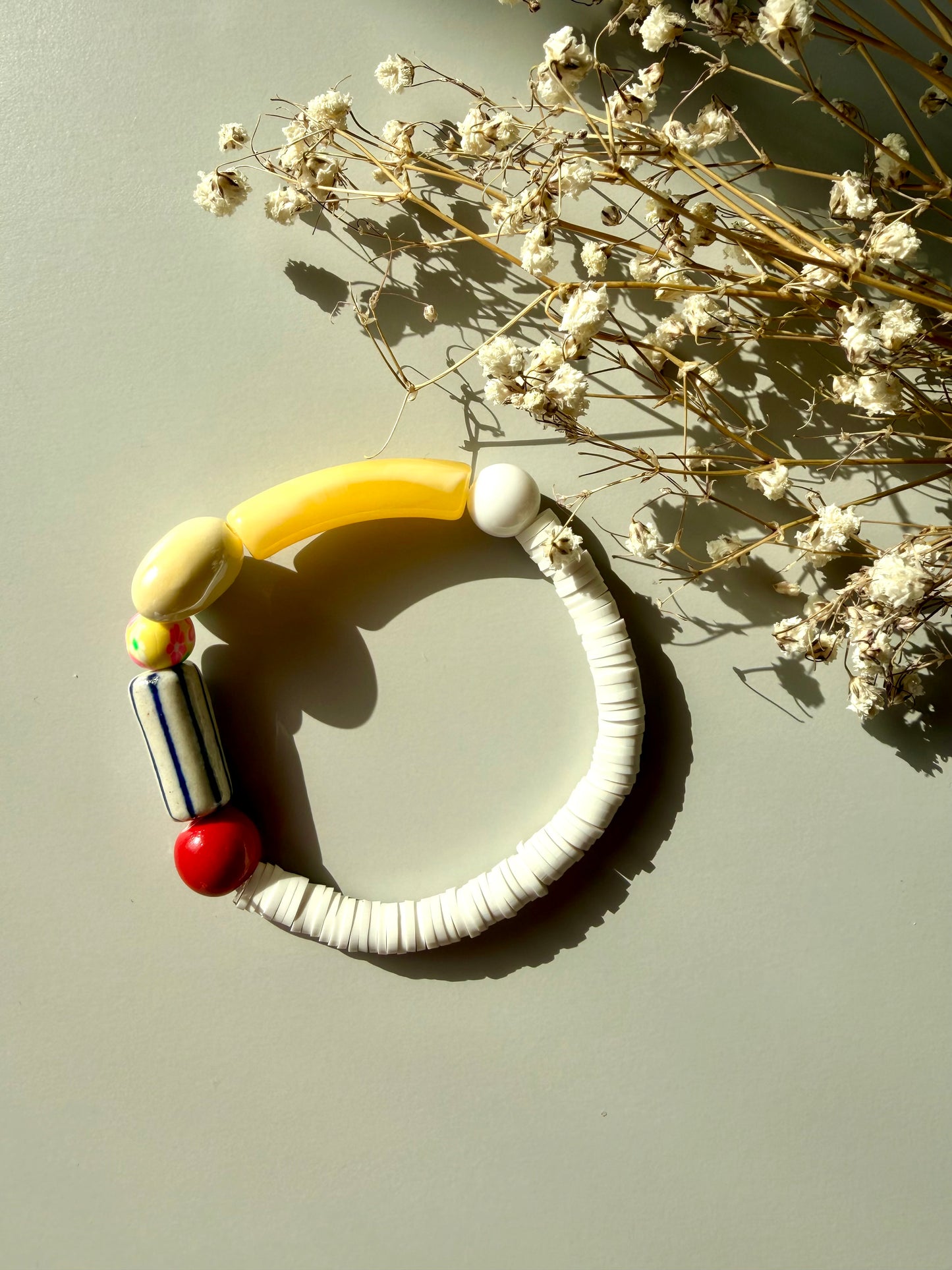 Sunny Pop – Armband mit bunten Keramik- und Acrylperlen – handgefertigt