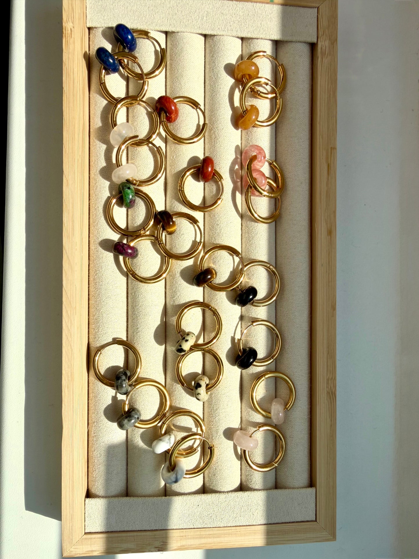 Mini Stone Circle – Ohrringe mit Donut Edelstein-Anhängern & Edelstahl 18k vergoldet